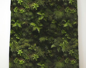 Puede incluir: Primer plano de una pared verde cubierta de varios tipos de plantas y vegetación. La pared está compuesta por diferentes tonos de verde, desde claro hasta oscuro.