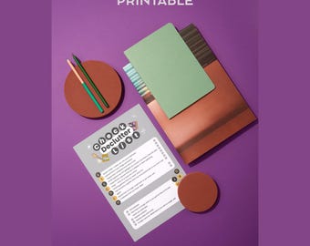 Könnte beinhalten: Auf einem lila Hintergrund befindet sich eine ausdruckbare Checkliste zum Entrümpeln. Die Checkliste befindet sich auf grauem Papier mit einem braunen Kreis und zwei Bleistiften. Ein grünes Notizbuch und ein braunes Notizbuch sind ebenfalls vorhanden. Der Text "DECLUTTERING CHECKLIST - PRINTABLE" steht oben.