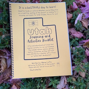 Puede incluir: Un folleto educativo con espiral titulado "Utah Learning and Activities Booklet" con una cubierta amarilla. La cubierta presenta un contorno del estado de Utah y texto. El folleto está diseñado para estudios de Utah, que cubren la naturaleza, la ciencia y la historia.