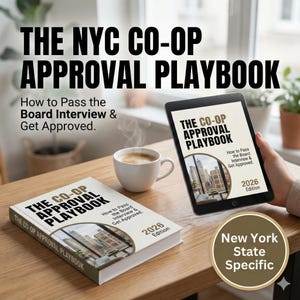 Op de afbeelding: De afbeelding toont een boek en een tablet met "THE NYC CO-OP APPROVAL PLAYBOOK". Het boek en de tablet hebben hetzelfde omslagontwerp, met de tekst "How to Pass the Board Interview & Get Approved." en "2026 Edition". Een koffiekopje en een badge "New York State Specific" zijn ook zichtbaar.