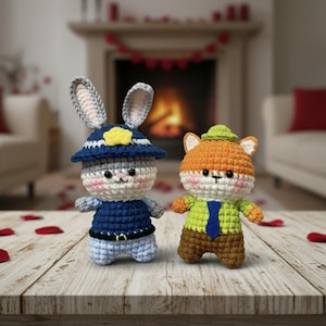 Könnte beinhalten: Zwei gehäkelte Amigurumi-Figuren: ein Hase mit blauer Polizeiuniform und -mütze und ein Fuchs in grüner Jacke und brauner Hose. Beide stehen auf einer Holzoberfläche, mit einem Kamin im Hintergrund.