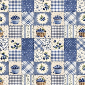Könnte beinhalten: Ein Stoffmuster mit einem Patchwork-Design aus blauen und cremefarbenen Quadraten. Die Quadrate zeigen Illustrationen von Blaubeeren in geflochtenen Körben, Keramikschalen und an beblätterten Zweigen, durchsetzt mit blauen Vichy-Karos und Blumenmotiven.