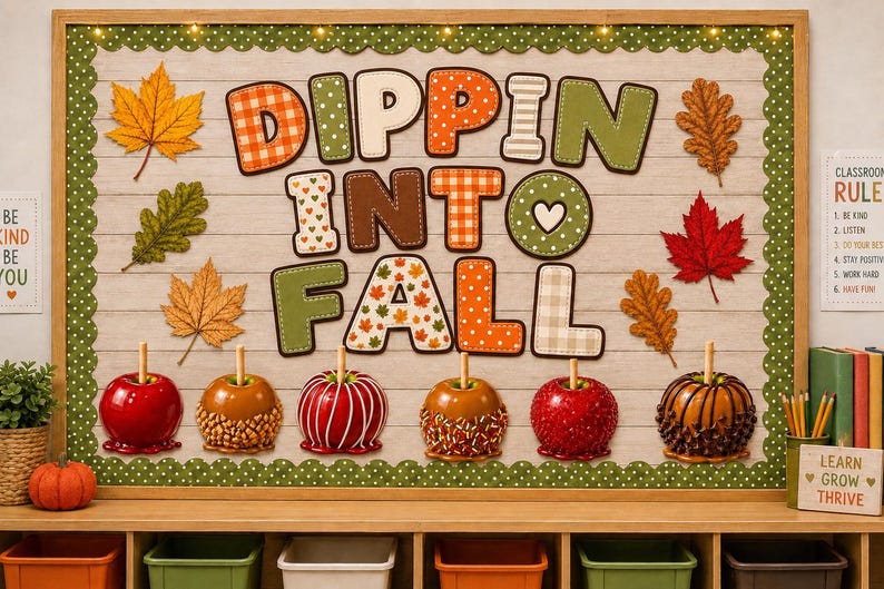 Pu&ograve; includere: Una bacheca con la scritta DIPPIN INTO FALL in grandi lettere decorate. La bacheca &egrave; decorata con varie foglie autunnali e sei mele caramellate su bastoncini. Il bordo &egrave; verde con pois bianchi.