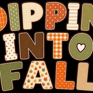 Pu&ograve; includere: Il testo "DIPPIN INTO FALL" &egrave; visualizzato in grandi lettere in stile blocco su uno sfondo nero. Ogni lettera presenta un motivo unico, tra cui quadri arancioni, pois verdi, tessuto marrone a tinta unita, strisce bianche e foglie autunnali.