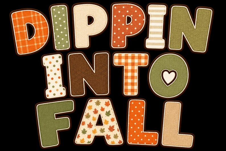 Pu&ograve; includere: Il testo "DIPPIN INTO FALL" &egrave; visualizzato in grandi lettere in stile blocco su uno sfondo nero. Ogni lettera presenta un motivo unico, tra cui quadri arancioni, pois verdi, tessuto marrone a tinta unita, strisce bianche e foglie autunnali.
