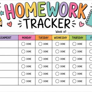 Puede incluir: Una tabla colorida para el seguimiento de tareas con el texto HOMEWORK TRACKER, un lápiz amarillo y un cuaderno azul verdoso. La cuadrícula incluye columnas para nombres de tareas y casillas marcadas como DONE de lunes a viernes, con líneas.