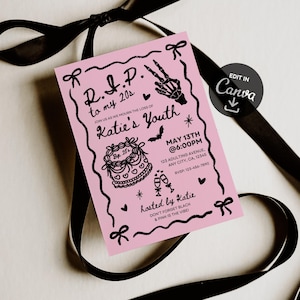 Può includere: Biglietto d'invito rosa con testo e illustrazioni nere, tra cui una mano scheletrica, una torta e calici di champagne. Il testo recita "R.S.V.P. to my 20s, Katie's Youth". Il biglietto è decorato con fiocchi e cuori.