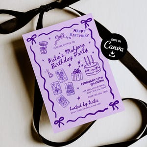 Könnte beinhalten: Eine lila Einladung zu Katies Mahjong-Geburtstagsparty mit lila Illustrationen von Kuchen, Geschenken und Spielkarten. Der Text enthält Datum, Uhrzeit und RSVP-Informationen. Der Text "Happy Birthday" steht oben.