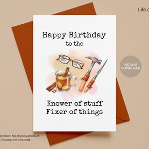 Könnte beinhalten: Geburtstagskarte mit dem Text "Happy Birthday to the Knower of stuff Fixer of things". Die Karte zeigt Illustrationen von Brillen, einer Tasse mit Zimtstangen, einem Hammer und einem Messer. Die Karte befindet sich auf einem braunen Umschlag.