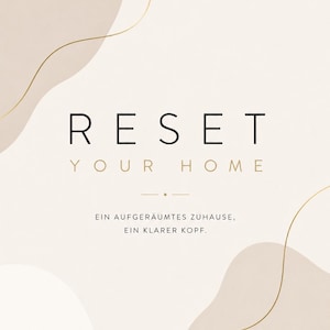 Könnte beinhalten: Ein rechteckiger Druck mit cremefarbenem Hintergrund, abstrakten beigen Formen und dünnen goldenen Linien. Der Text lautet RESET YOUR HOME in Schwarz und Gold, gefolgt von dem mittig platzierten deutschen Text EIN AUFGERÄUMTES ZUHAUSE, EIN KLARER KOPF.