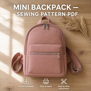 Puede incluir: Una mini mochila rosa polvorienta con un bolsillo frontal con cremallera y correas ajustables. La imagen incluye el texto "MINI BACKPACK - SEWING PATTERN PDF" e iconos para descarga instantánea, imprimir en casa e instrucciones paso a paso.