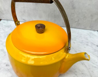 théière vintage en émail jaune