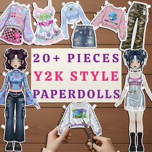 Puede incluir: Una colección de muñecas de papel y recortes de ropa estilo Y2K. La imagen presenta una variedad de atuendos, incluyendo un suéter rosa con un gráfico, una falda de mezclilla y pantalones de camuflaje. El texto en el papel dice "20+ PIECES Y2K STYLE PAPERDOLLS".