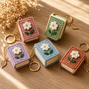 Patrón de llavero de mini libro de ganchillo, dije de flor, llavero de libro amigurumi, descarga digital en PDF