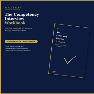 Pode incluir: Um manual digital azul escuro intitulado The Competency Interview Workbook com texto dourado e um gráfico de marca de verificação dourada. O documento inclui 21 páginas, um banco de exemplos do método STAR e um avaliador de entrevistas.