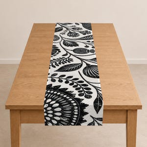 Zwarte botanische gewatteerde tafelloper met zaadpeulenmotief