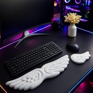 Peut inclure: Configuration de jeu avec un écran incurvé, un clavier, une souris et des repose-poignets blancs en forme d'ailes. Une tour d'ordinateur avec des lumières colorées et un petit vase avec des fleurs séchées sont également présents. Le bureau a une surface noire avec un éclairage au néon.