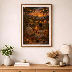 Peut inclure: Une impression d'art encadrée représentant un couple assis sur une couverture au coucher du soleil, profitant d'un pique-nique avec du vin et de la nourriture près d'un feu de camp. Le décor montre un village tropical avec des palmiers.