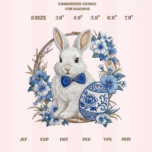 Op de afbeelding: Een borduurontwerp voor een machine met een wit konijn met een blauwe vlinderdas, blauwe bloemen en een paasei. Beschikbaar in 5 maten, van 9,9 cm tot 20,1 cm breed. Tekst: EMBROIDERY DESIGN FOR MACHINE.