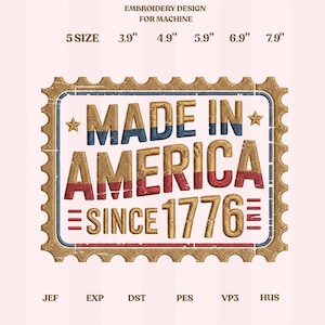 Op de afbeelding: Een borduurontwerp voor machinaal gebruik, met de tekst "MADE IN AMERICA SINCE 1776" in rood, blauw en goud. Het ontwerp is omlijst door een postzegelachtige rand, met maatopties van 9.9 cm tot 20.1 cm.