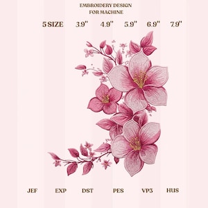 Può includere: Un disegno di ricamo per macchina, con una composizione floreale con fiori e foglie rosa. Il disegno è disponibile in 5 misure, che vanno da 9,9 cm a 20,1 cm di larghezza. Il testo "EMBROIDERY DESIGN FOR MACHINE" è in alto.