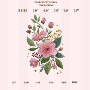 Può includere: Un disegno di ricamo per macchina, con una composizione floreale con fiori rosa, foglie verdi e accenti dorati. Il disegno è disponibile in 5 misure, da 9.9 cm a 20.1 cm. Il testo "EMBROIDERY DESIGN FOR MACHINE" è in alto.
