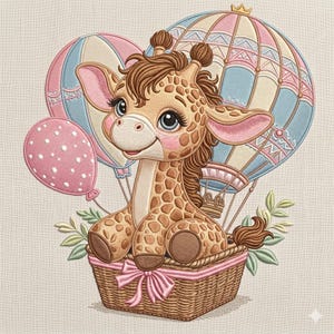 Könnte beinhalten: Gesticktes Design einer Giraffe in einem Heißluftballonkorb, mit rosa und blauen Ballons im Hintergrund. Die Giraffe hat braune Flecken, eine rosa Schleife und eine Krone auf dem Ballon. Der Korb ist geflochten.