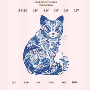 Peut inclure: Un motif de broderie pour machine représentant un chat bleu et blanc avec des motifs floraux. Le motif comprend des tailles de 9.9 cm à 20.1 cm et est étiqueté avec les types de fichiers JEF, EXP, DST, PES, VP3 et HUS. Le chat est assis, la queue enroulée.