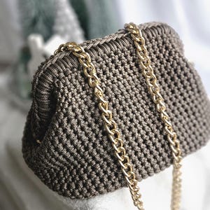 Borsa fatta a mano all'uncinetto Luna Mini – Piccola ed elegante borsa a tracolla con catena, pochette boho, regalo per lei
