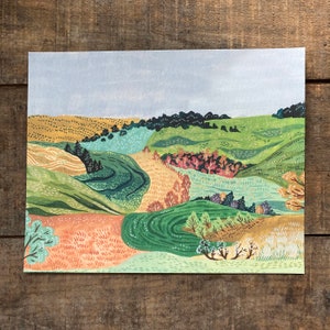 Puede incluir: Una pintura de acuarela de un paisaje verde ondulado con colinas, árboles y campos. La pintura presenta una variedad de tonos de verde, marrón y amarillo.