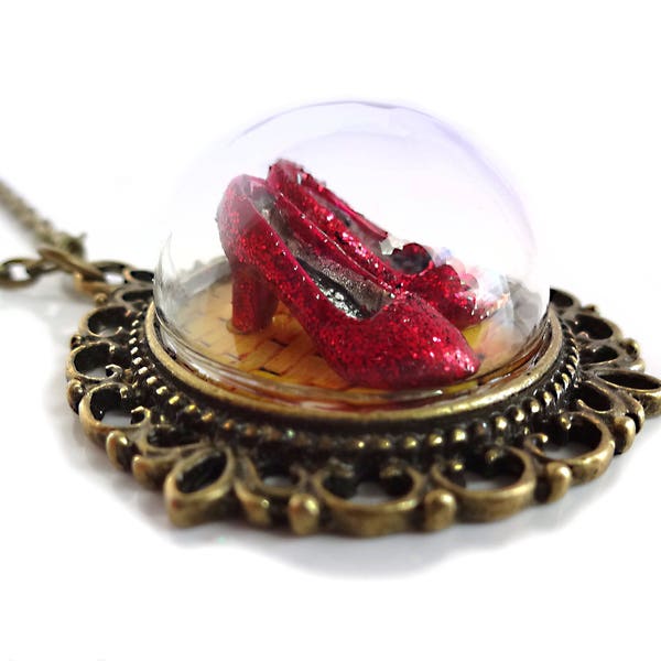 Collier Le Magnifique Magicien d'Oz - Pendentif Pantoufles Rouge Rubis - Bijoux Oz sur le Pendentif en Laiton à Dôme en Verre de Route de Briques Jaunes