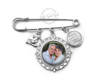 Pin de graduación con foto, dije personalizado y mensaje "Caminando a tu lado" o texto personalizado a elegir. Un recuerdo inolvidable.