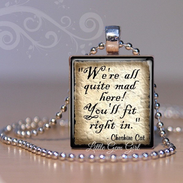 Nous sommes tous assez fous ici, vous vous adapterez parfaitement à Alice au pays des merveilles Collier Pendentif Cheshire Cat Citation - Scrabble Tile Jewelry