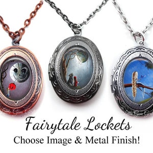 Könnte beinhalten: Drei silberne ovale Anhänger mit verschiedenen Bildern darin. Die Anhänger hängen an Ketten und vor einem weißen Hintergrund. Der Text "Fairytale Lockets" und "Choose Image & Metal Finish!" befindet sich unter den Anhängern.