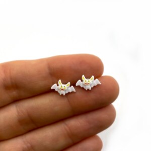 Små Halloween-örhängen med fladdermus - Titan- eller rostfritt stålörhängen för känsliga öron - White Ghost Bats Spirits Jewelry