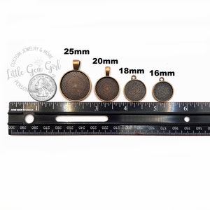 Puede incluir: Cinco bandejas redondas de metal de color bronce con una superficie texturizada. Las bandejas est&aacute;n dispuestas en orden de tama&ntilde;o de izquierda a derecha, siendo la bandeja m&aacute;s grande de 25 mm, seguida de 20 mm, 18 mm y 16 mm. Las bandejas se miden con una regla negra.