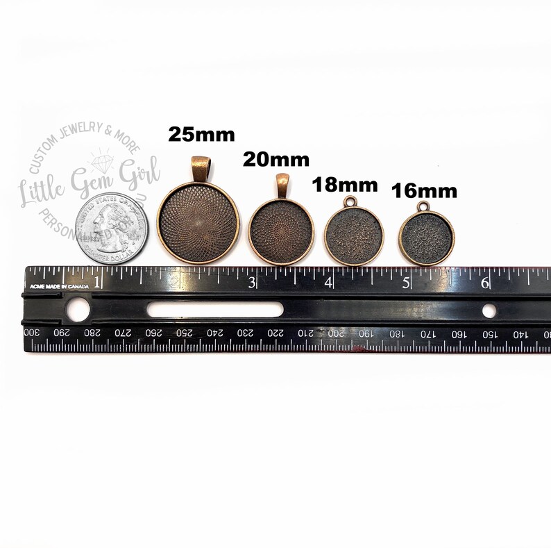 Puede incluir: Cinco bandejas redondas de metal de color bronce con una superficie texturizada. Las bandejas est&aacute;n dispuestas en orden de tama&ntilde;o de izquierda a derecha, siendo la bandeja m&aacute;s grande de 25 mm, seguida de 20 mm, 18 mm y 16 mm. Las bandejas se miden con una regla negra.