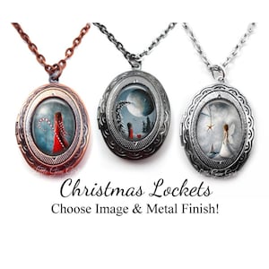 Könnte beinhalten: Drei silberne ovale Anhängerketten mit verschiedenen weihnachtlichen Motiven. Die Anhänger befinden sich auf einem weißen Hintergrund. Der Text "Christmas Lockets" und "Choose Image & Metal Finish!" befindet sich unter den Anhängern.