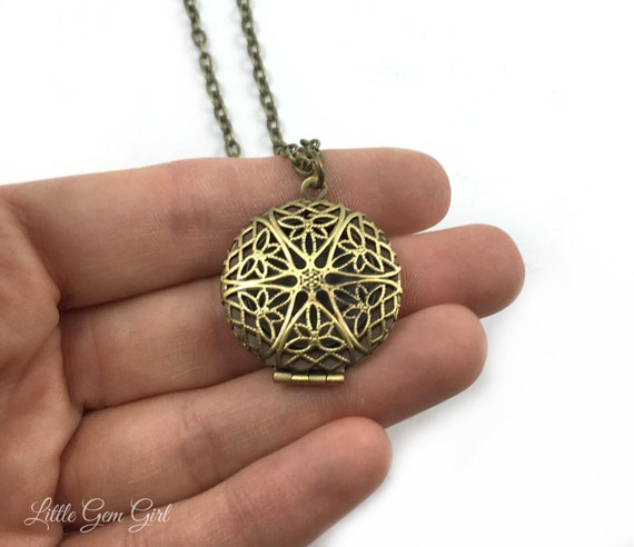 Charming 9 Designs Hollow Round Heart Key Flower Metal Box Glow in Dark Necklace Charming 9 Designs Hollow Round Heart Key Flower Metal Box Glow in Dark Necklace