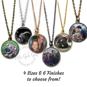 Puede incluir: Seis collares con colgantes redondos para fotos. Los colgantes presentan diferentes im&aacute;genes, incluyendo un perro, un gato, una pareja, una familia y una ecograf&iacute;a. Los collares est&aacute;n disponibles en seis acabados diferentes.