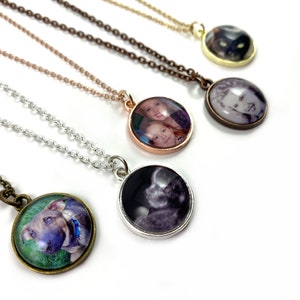 Puede incluir: Cinco collares con colgantes redondos de fotos. Los colgantes son de plata, oro, bronce, oro rosa y bronce antiguo. Cada colgante tiene una foto diferente en su interior. Los collares est&aacute;n sobre un fondo blanco.