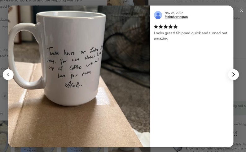 Może przedstawiać: Biały ceramiczny kubek do kawy z dużym uchwytem. Na kubku znajduje się odręczny tekst czarnym tuszem, kt&oacute;ry brzmi: "Twelve hours or twelve miles away. You can always have a cup of coffee with me! Love you mamo, Faith."