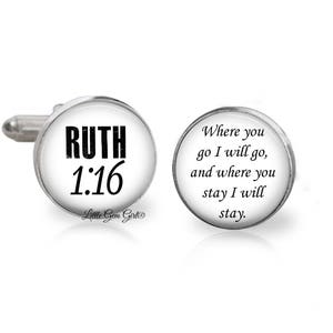 Könnte beinhalten: Ein Paar silberne Manschettenknöpfe mit weißem Hintergrund. Ein Manschettenknopf zeigt den Text "RUTH 1:16" und der andere Manschettenknopf zeigt den Text "Wo du hingehst, gehe ich hin, und wo du bleibst, bleibe ich."