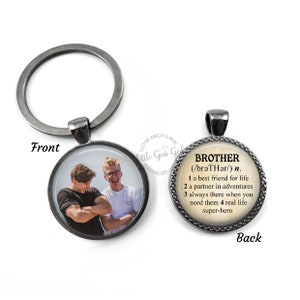Encanto del llavero del hermano - Foto personalizada de doble cara y llavero de definición del diccionario - Recuerdo personalizado de la boda del hermano de la novia