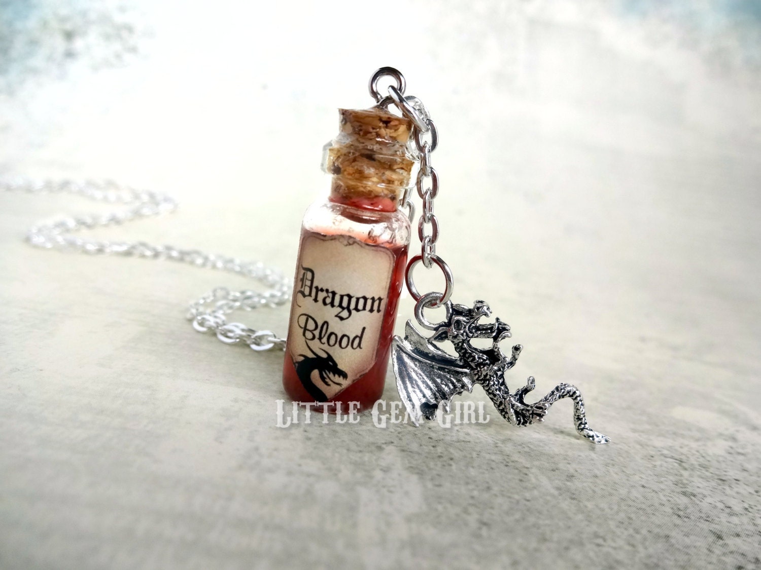 CRYSTAL DRINK BOTTLE WITH SCARF HEART OF A DRAGON