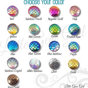 K&ouml;nnte beinhalten: Eine Auswahl von 14 verschiedenen Farben von Meerjungfrauen-Schuppen-Cabochons. Die Farben umfassen Rot, Regenbogenpfirsich, Magentagold, Rosa, Gelb, Minzgr&uuml;n, Gr&uuml;n, Frost-Aqua, Blau, Blaugr&uuml;n, Blauer Regenbogen, Lila, Regenbogenkristall, Wei&szlig;er Regenbogen, Silber, Gold und Ros&eacute;gold.