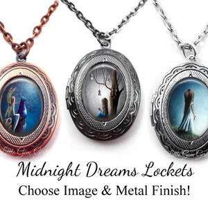 Könnte beinhalten: Drei silberne Halsketten mit Anhängern, die jeweils ein anderes Bild enthalten. Der Anhänger links hat eine kupferne Oberfläche. Der Anhänger in der Mitte hat eine silberne Oberfläche. Der Anhänger rechts hat eine silberne Oberfläche. Jeder Anhänger enthält ein anderes Bild. Der Text "Midnight Dreams Lockets" und "Choose Image & Metal Finish!" befindet sich unter den Anhängern.