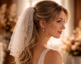 Velo de novia corto con perlas, mini velo de tul bohemio, accesorio ligero para el cabello de boda.