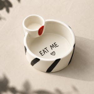 Ceramiczna podzielona miska na przekąski z dołączonym kubkiem na sos do maczania, wzór „Jedz mnie, maczaj mnie”