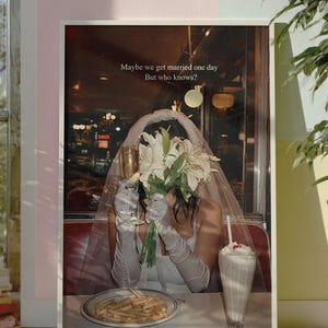 Peut inclure: Impression encadrée d'une mariée tenant un bouquet de fleurs blanches, une coupe de champagne et un milkshake. Le texte "Maybe we get married one day But who knows?" est visible. Une assiette de frites est également présente dans le cadre.